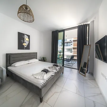 Mackenzie Signature In * Ларнака