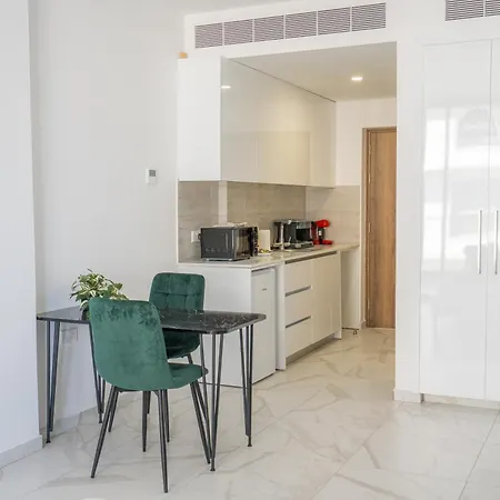 Mackenzie Signature In Ларнака