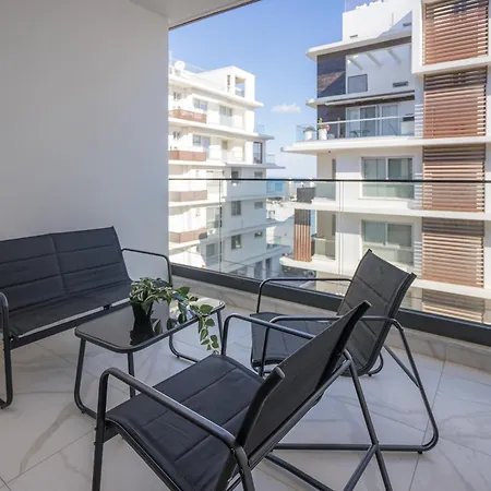 Mackenzie Signature In Ларнака