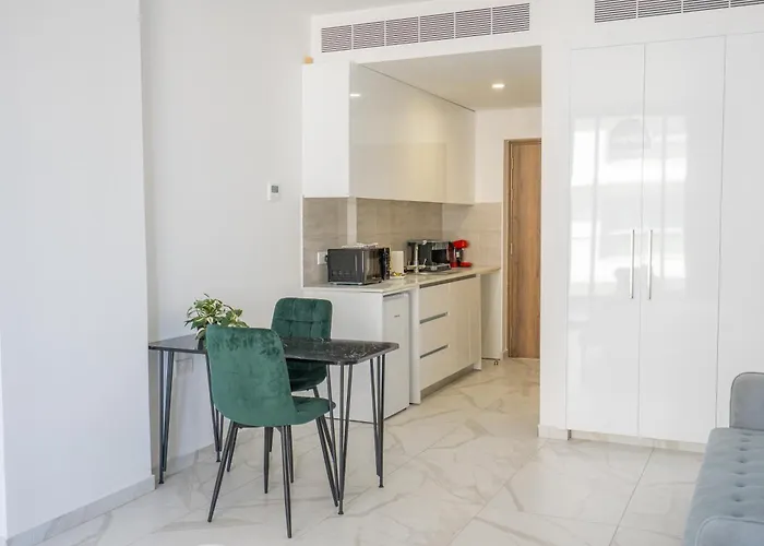 Mackenzie Signature In Ларнака