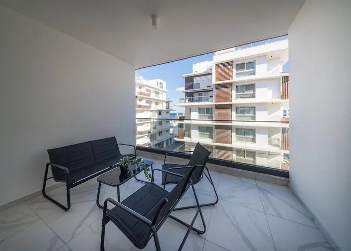 Mackenzie Signature In Ларнака