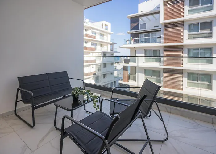 Mackenzie Signature In Ларнака